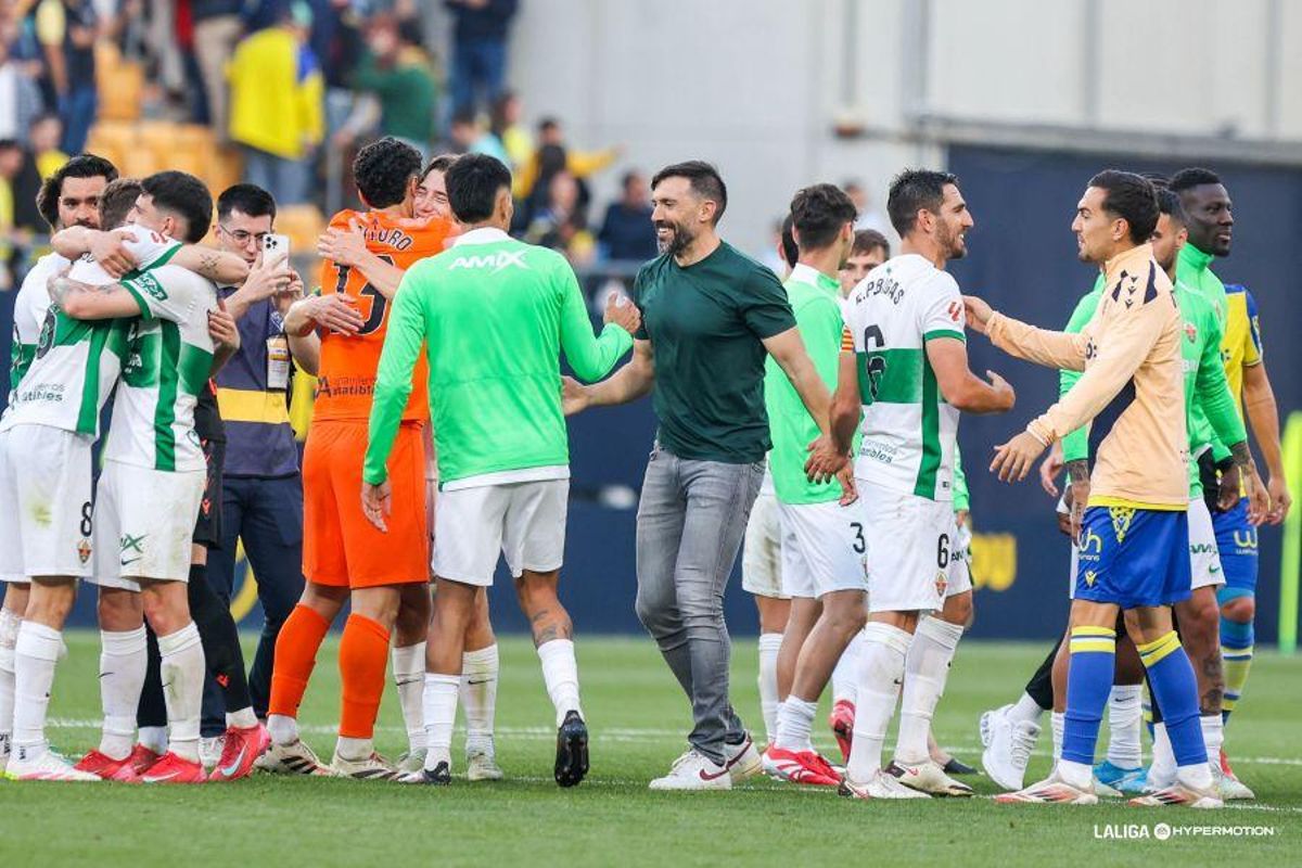 Sarabia felicita a sus futbolistas tras la victoria en Cádiz.