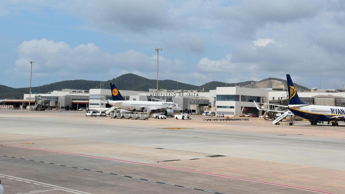 Aviones en la plataforma del aeropuerto de Ibiza.