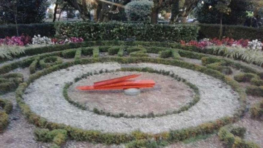 El reloj floral, con las agujas dobladas.