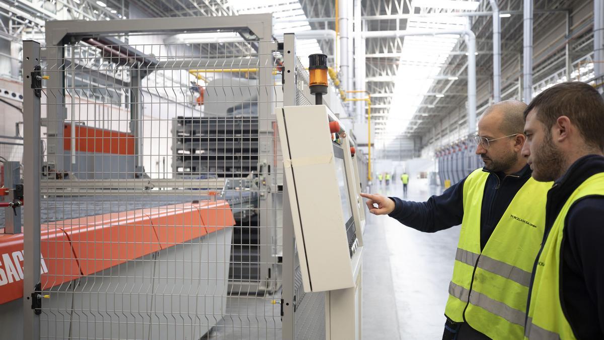 Trabajadores en la nueva planta de Porcelanosa.