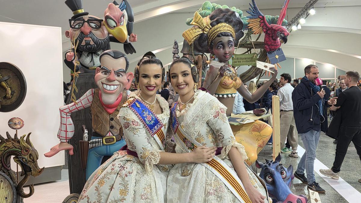 Vega Archer y Paula Castell, con sus ninots detrás