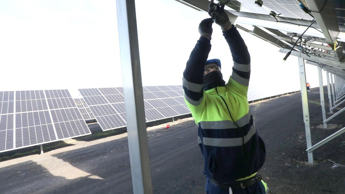 Un trabajador de energía fotvoltaica en Aragón.