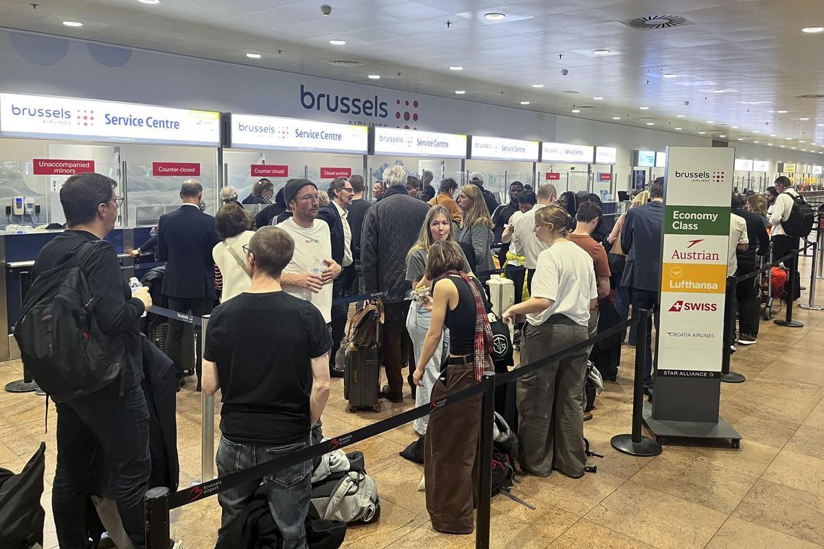 Largas colas formadas en los mostradores del aeropuerto de Bruselas.