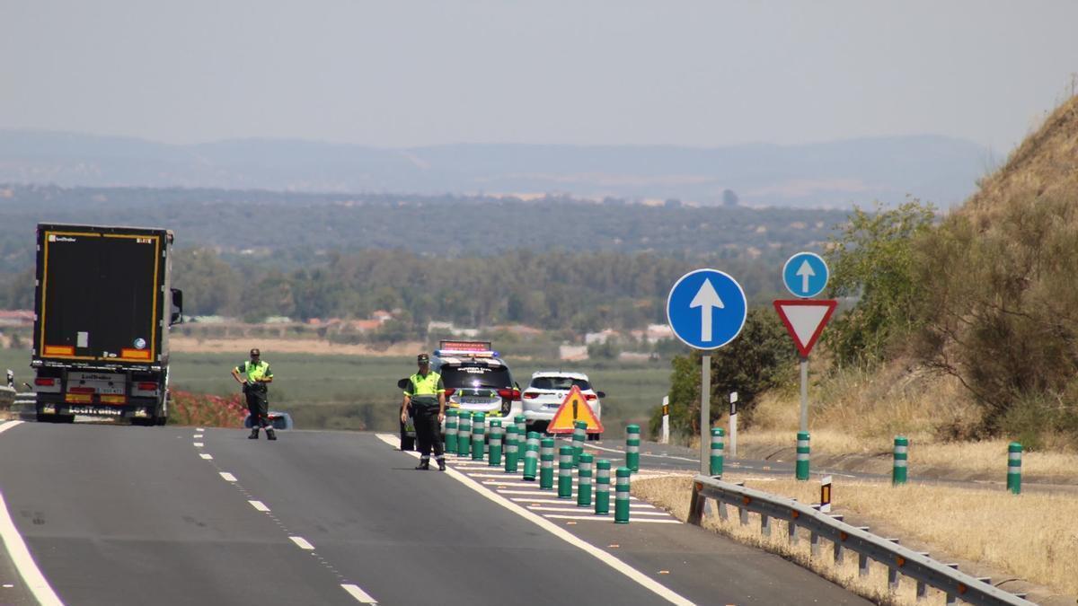 La Guardia Civil en el lugar del accidente.