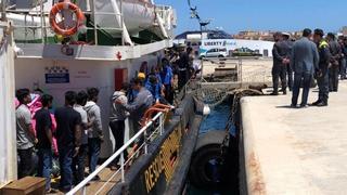 Al menos 70 migrantes muertos al naufragar una patera frente a la costa de Túnez