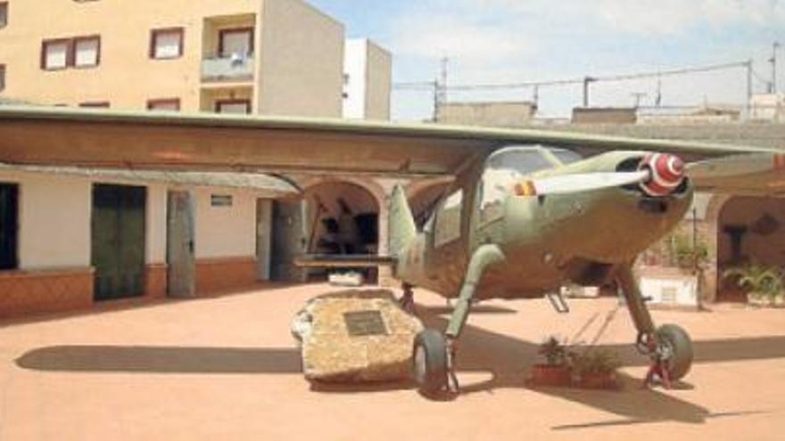 En el patio del Museo se puede contemplar una avioneta militar.