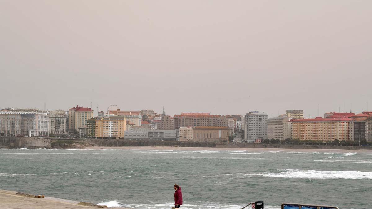 Vista de la bahía de A Coruña un día con el cielo nublado.