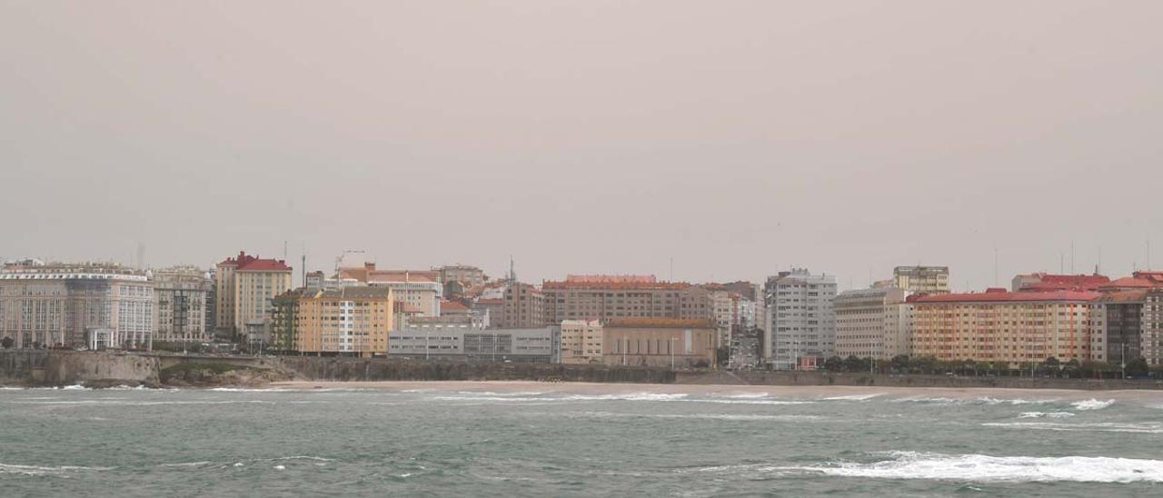 Vista de la bahía de A Coruña un día con el cielo nublado.