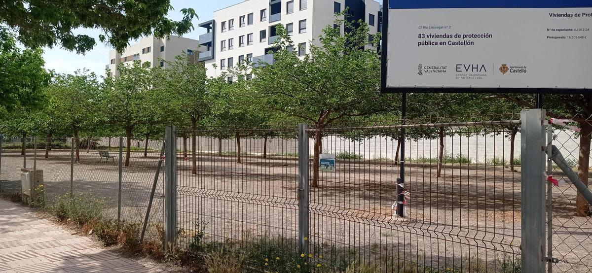 Solar de la calle Río Llobregat (PAU Censal) donde se contruirán viviendas de VPP y que actualmente acoge el recinto de esparcimiento canino.