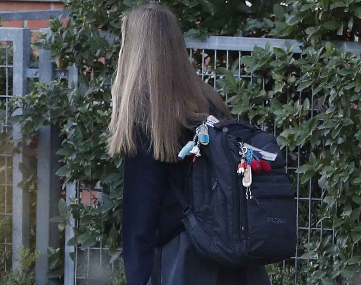 La infanta Sofía con uniforme y su mochila escolar customizada