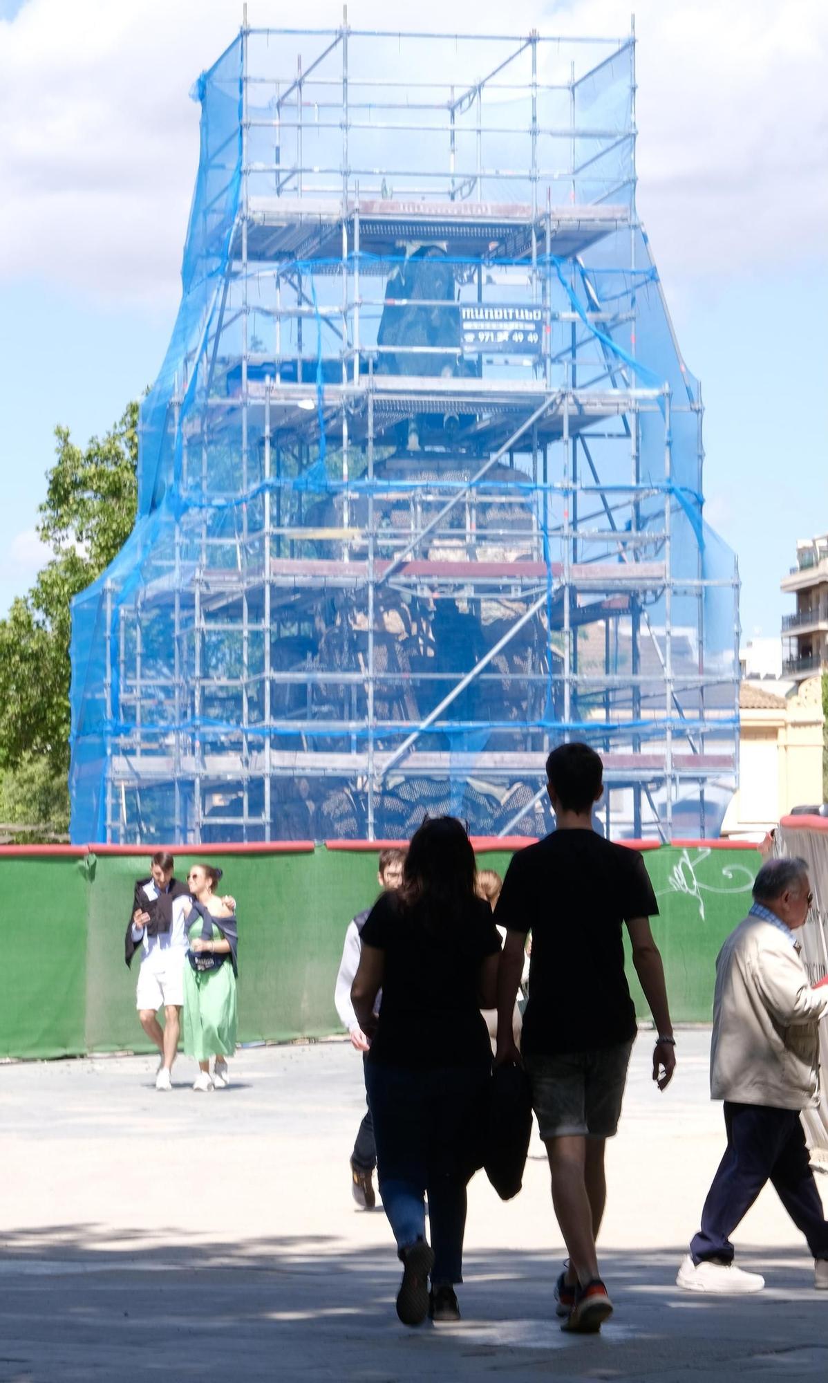 FOTOS: Montan un andamio en la plaza de España de Palma para restaurar la escultura de Jaume I