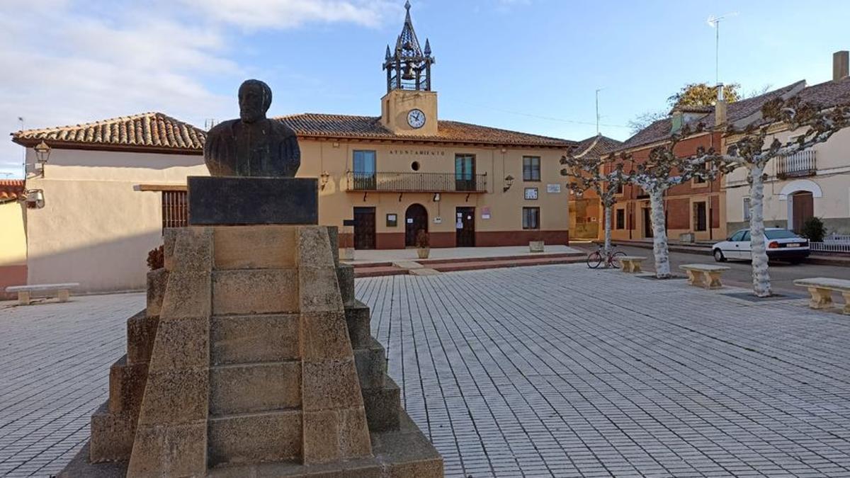 Vista del Ayuntamiento con el monumento dedicado a Diego de Ordás.