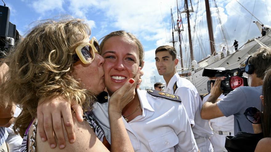Jornada emotiva en la Escuela Naval con la llegada del Juan Sebastián de Elcano