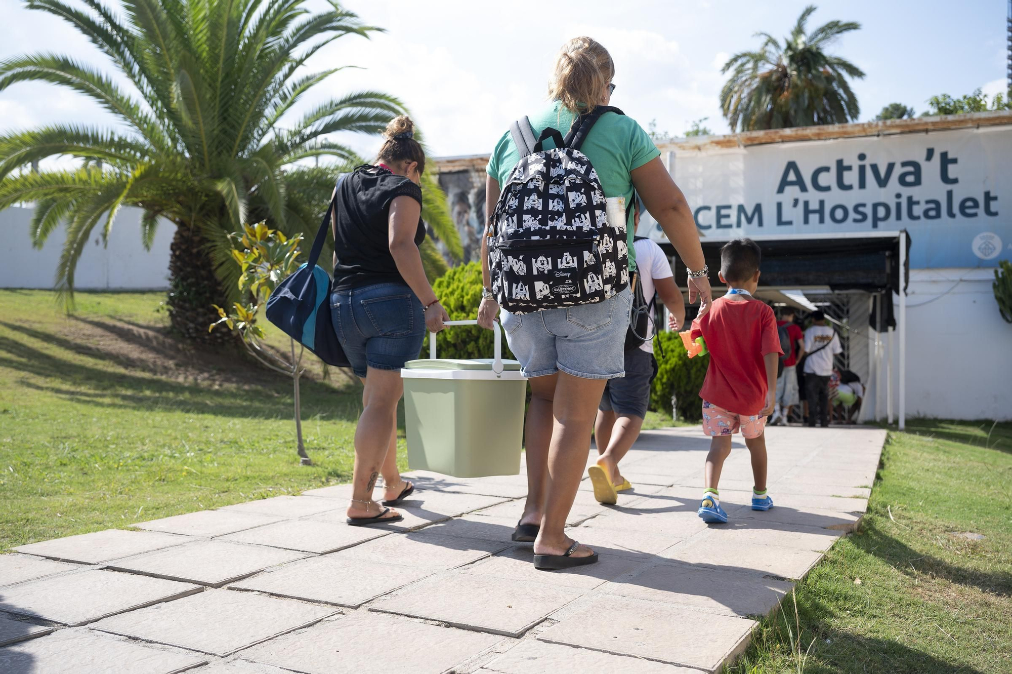 "Venimos a refugiarnos": la piscina pública que alivia del calor a los vecinos de L'Hospitalet agotados del verano