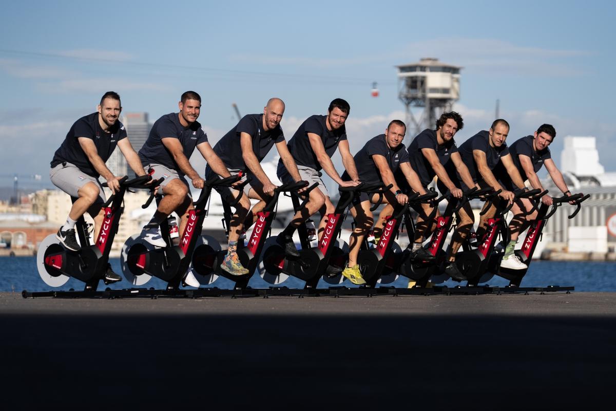 El grupo de 'cyclors' del equipo francés de la Copa América de vela, Orient Express Racing Team.