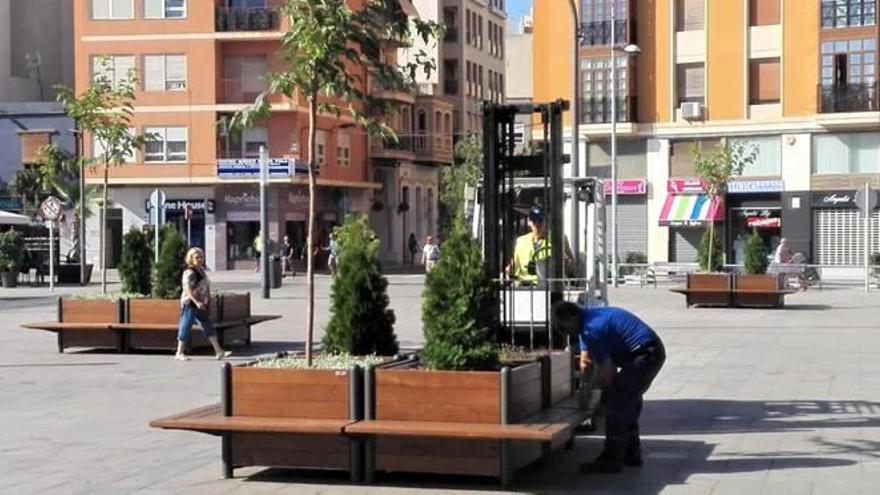 Los operarios montan los nuevos maceteros en La Glorieta.