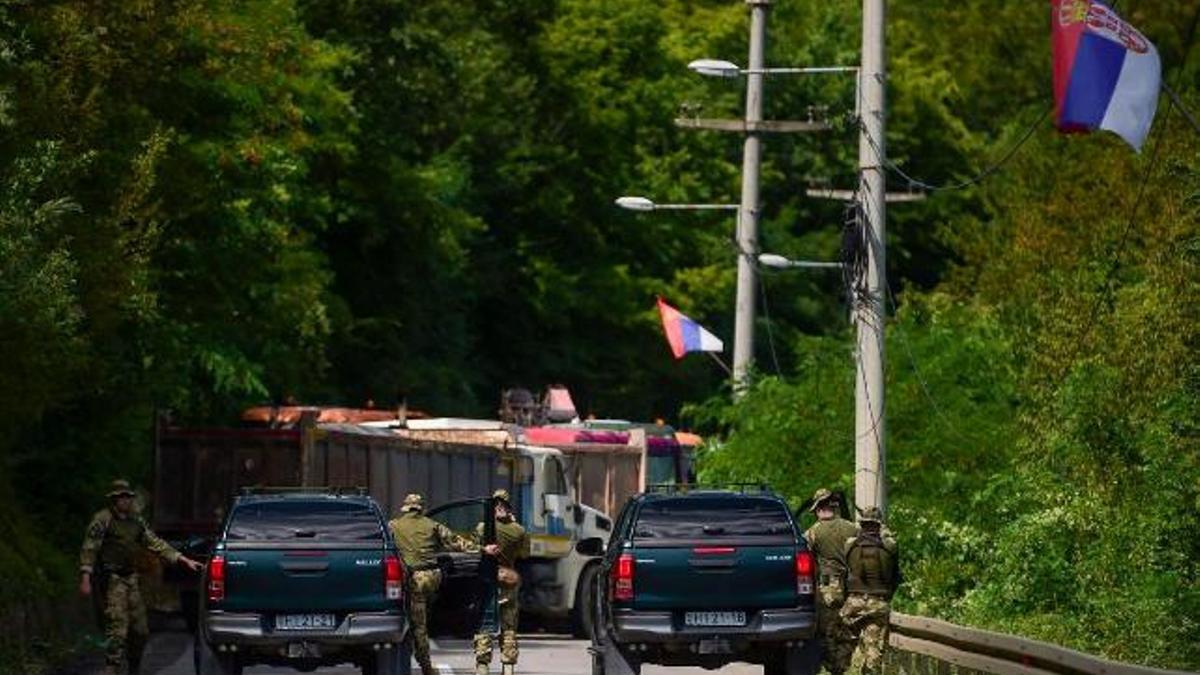 Soldados de la OTAN patrullan junto a una barricada levantada por serbios de Kosovo cerca del pueblo de Zubin Potok, el pasado 1 de agosto.