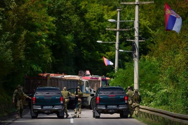 Soldados de la OTAN patrullan junto a una barricada levantada por serbios de Kosovo cerca del pueblo de Zubin Potok, el pasado 1 de agosto.