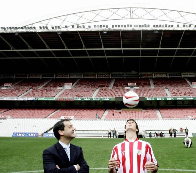 Aduriz, junto al presidente del club, Fernando Lamikiz, durante su presentación como nuevo jugador del Athletic de Bilbao en 2005