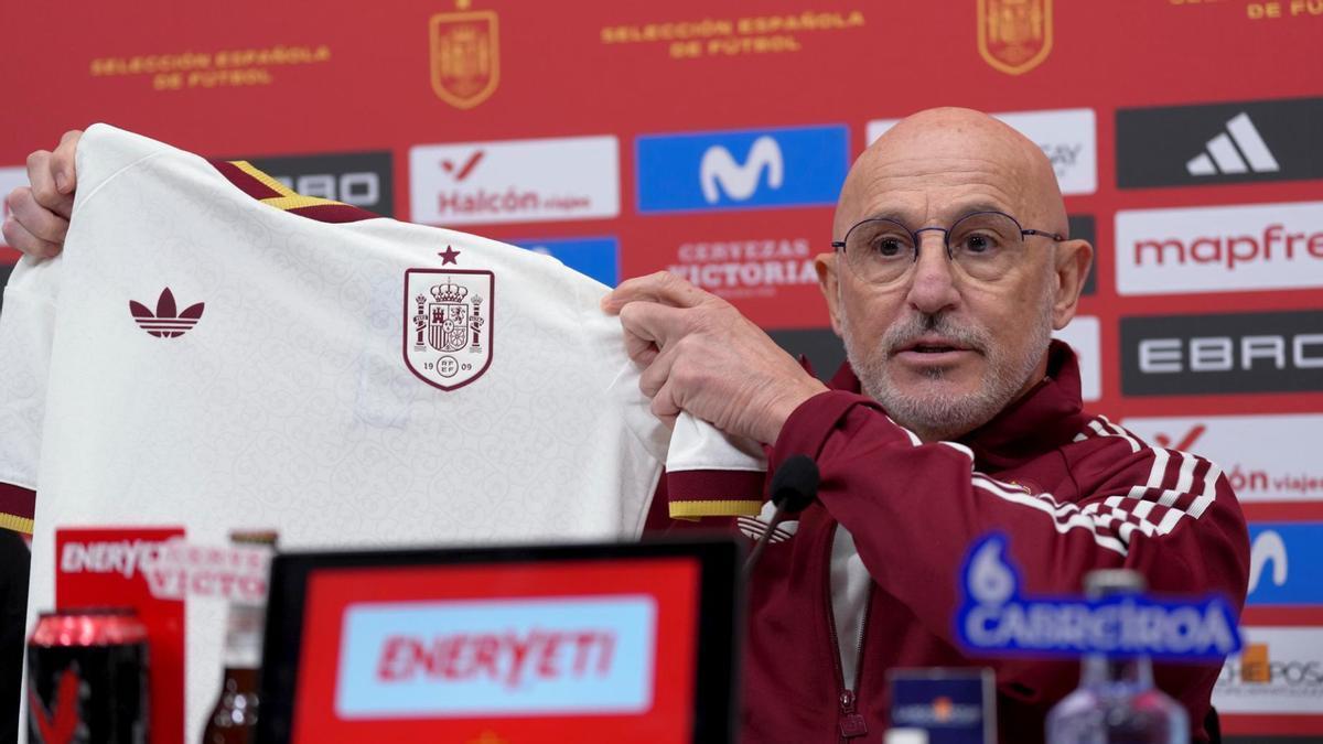 Luis de la Fuente, con la camiseta que la selección española lucirá en el Mundial.