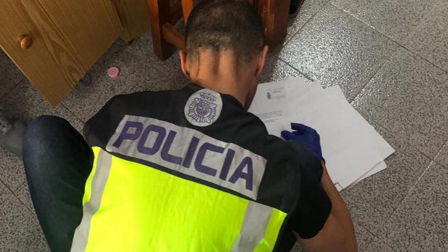 Intervención de los policías nacionales durante la operación.