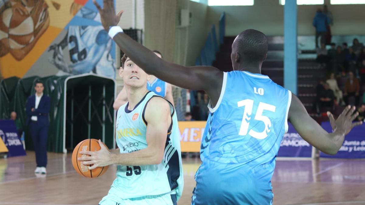 Raúl Lobaco, con el balón, defendido por Lo