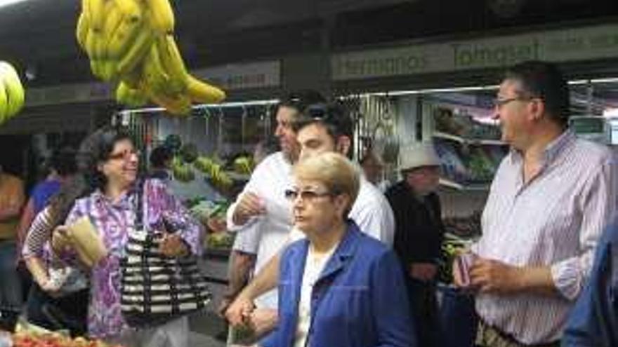 Los candidatos de UPyD visitan el Mercado Central