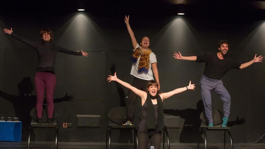 Los actores, durante un ensayo.