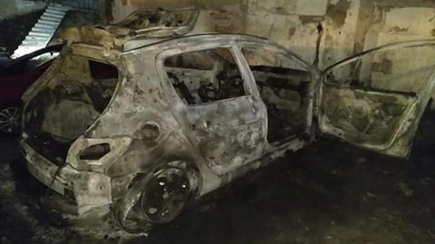 Prenden fuego a un coche y salen ardiendo otros dos