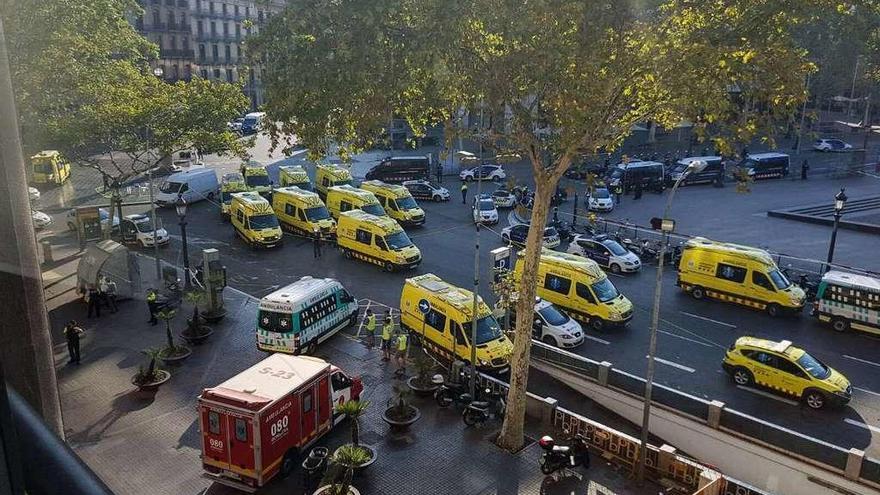 La zona del atentado de ayer en Barcelona minutos después de producirse el suceso.