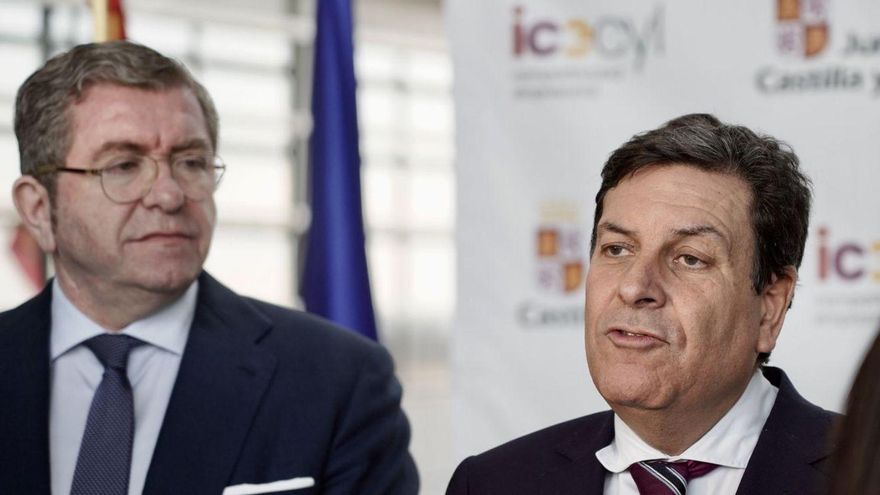 El consejero de Economía y Hacienda y portavoz de la Junta, Carlos Fernández Carriedo, derecha.  | EDUARDO MARGARETO / ICAL