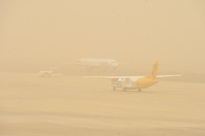 22-02-2020 TELDE. Calima sobre el aeropuerto  | 22/02/2020 | Fotógrafo: Andrés Cruz