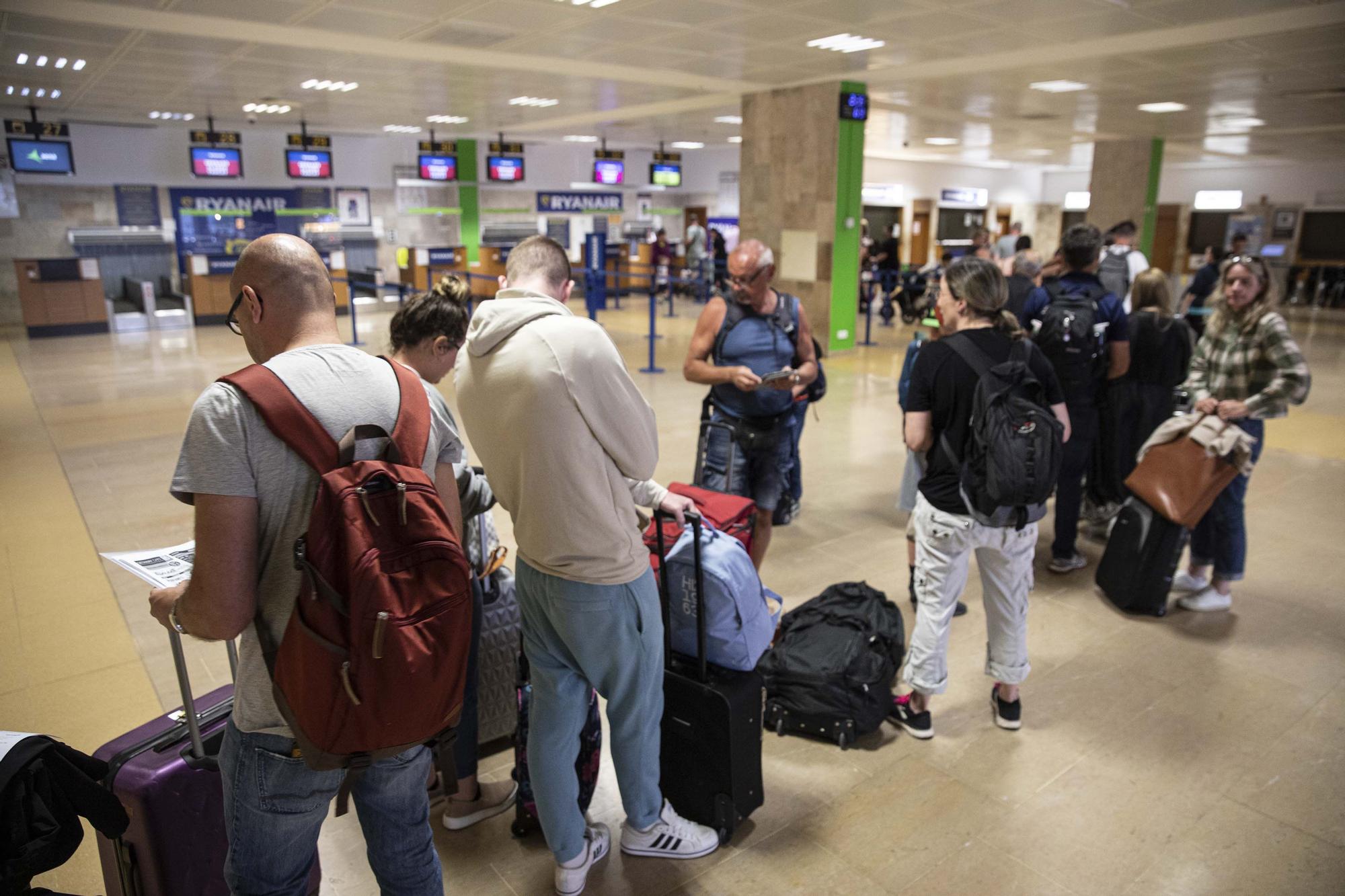 Normalitat en el primer dia de vaga de Ryanair a Girona