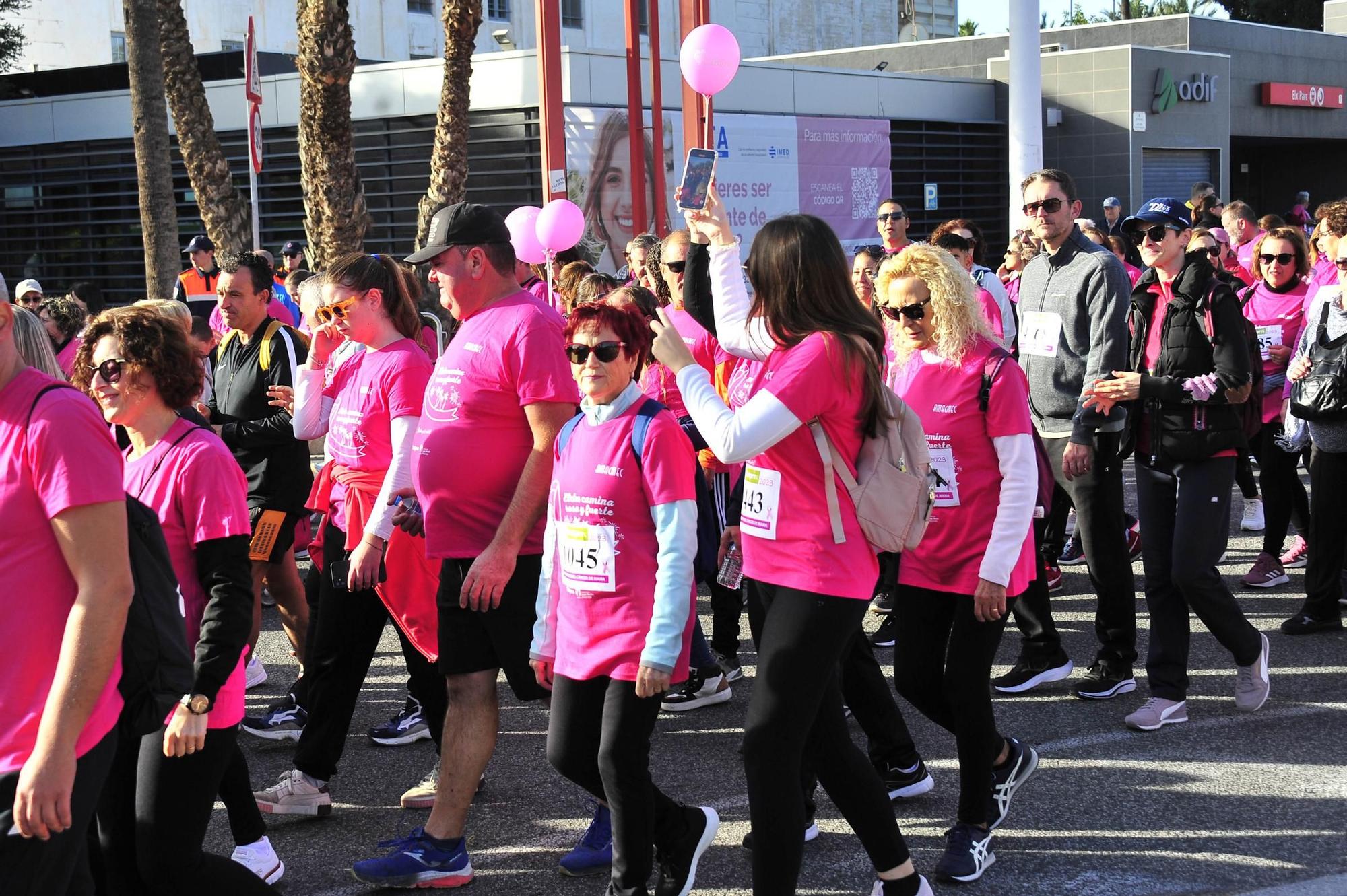 Una marea rosa imparable contra el cáncer de mama en Elche