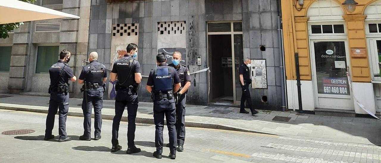 Seis agentes de la Policía Nacional, tras un conflicto con okupas.