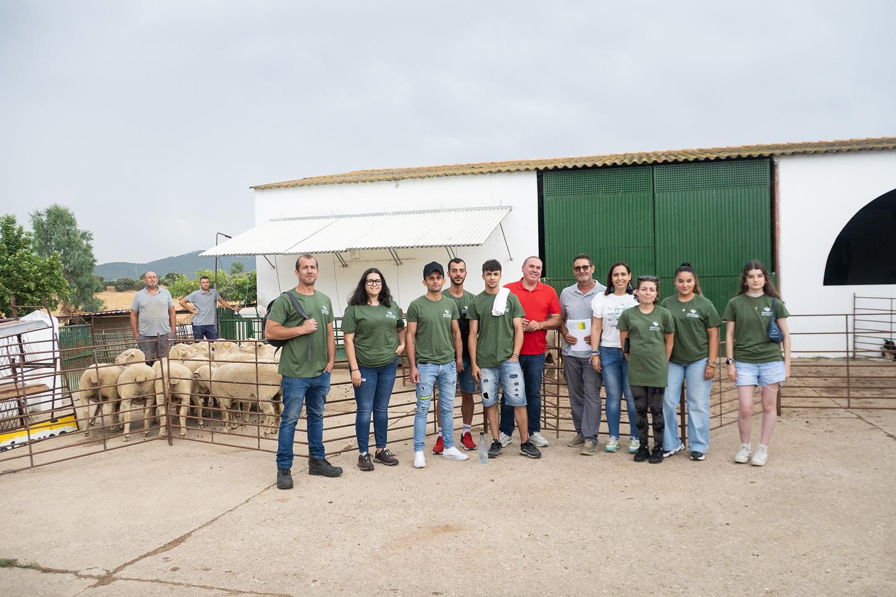 El alumnado de la Escuela de Pastores de Tajo-Salor-Almonte visitan las instalaciones ganaderas de la finca El Cuartillo.