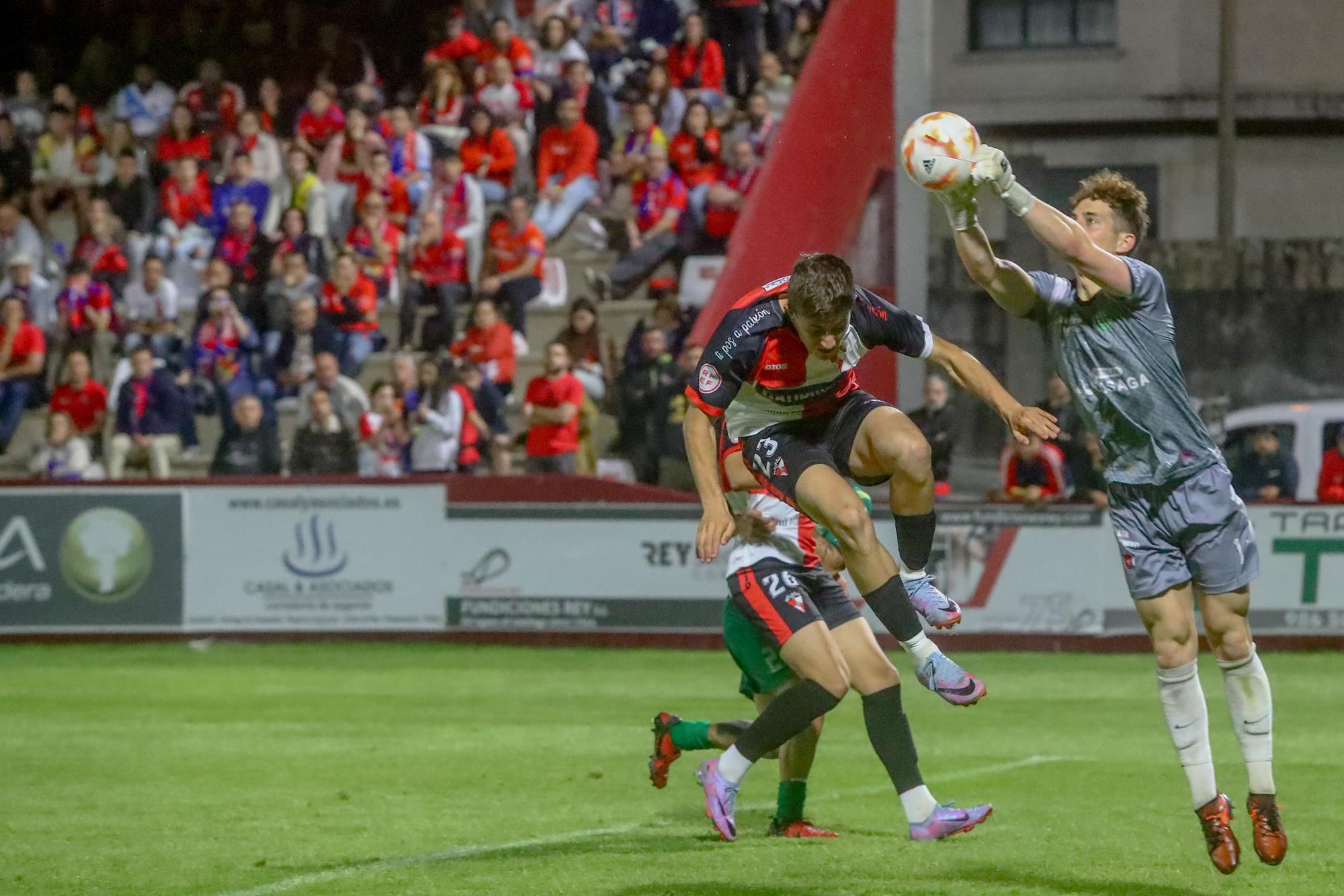 A Lomba vive una fiesta del fútbol con final feliz para el Arosa ante la UD Ourense (3-0)