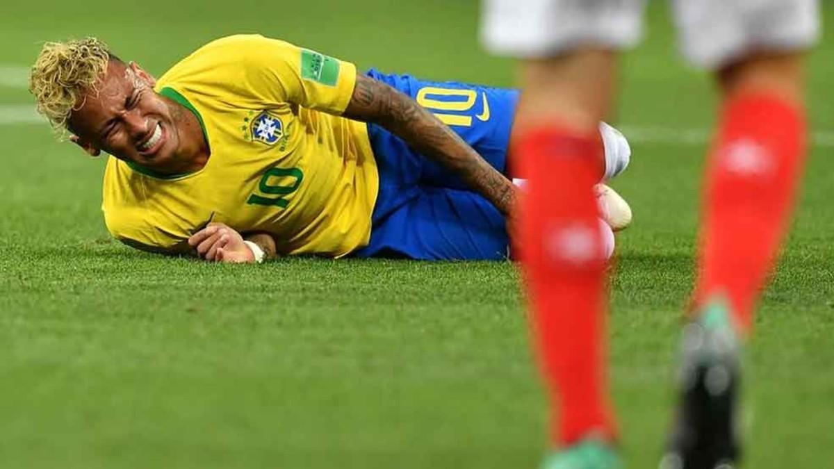 Neymar, derribado. Una constante en el partido entre Brasil y Suiza de este domingo