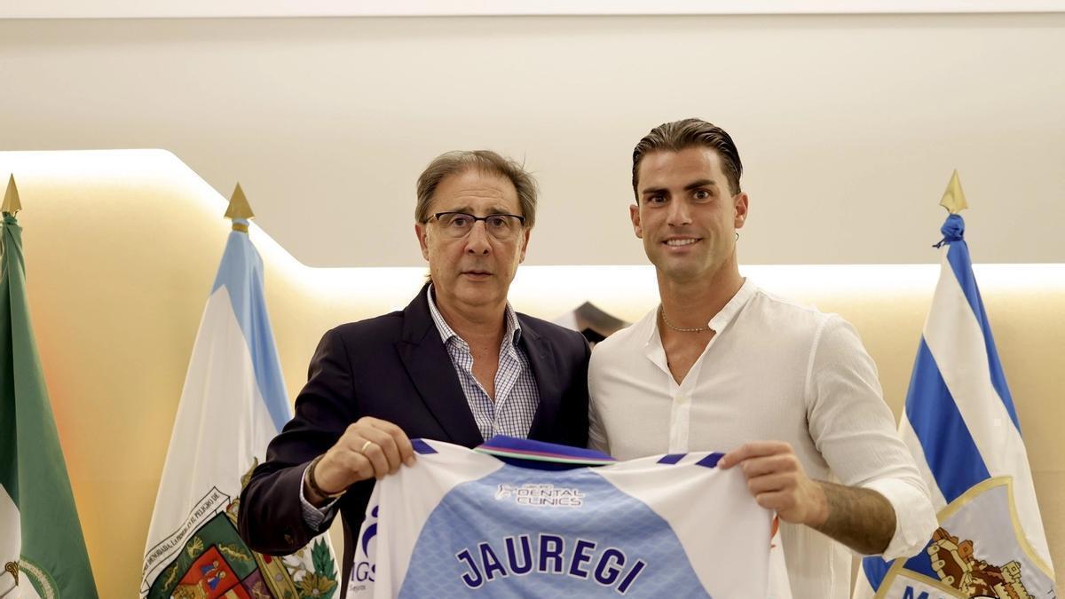 Loren Juarros y Eneko Jauregi, en el anuncio de la renovación del delantero con el Málaga CF.