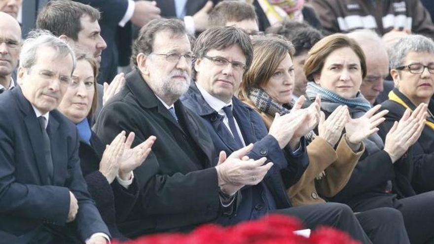 Rajoy y Puigdemont coinciden por primera vez en el homenaje a las víctimas de GermanWings