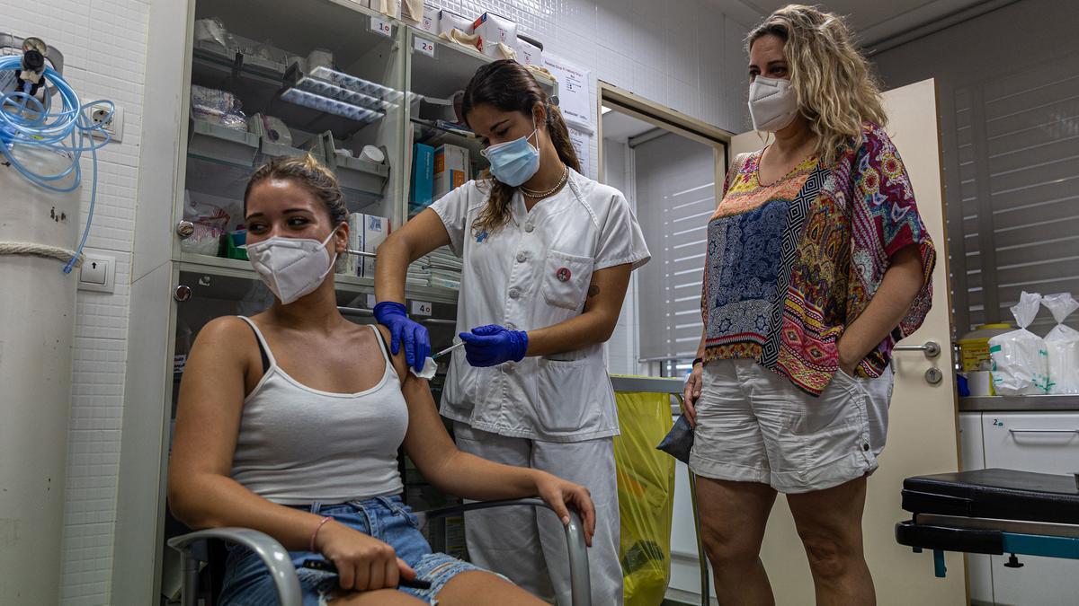 Vacunación de jóvenes en el CAP Ramón Turró de Barcelona.