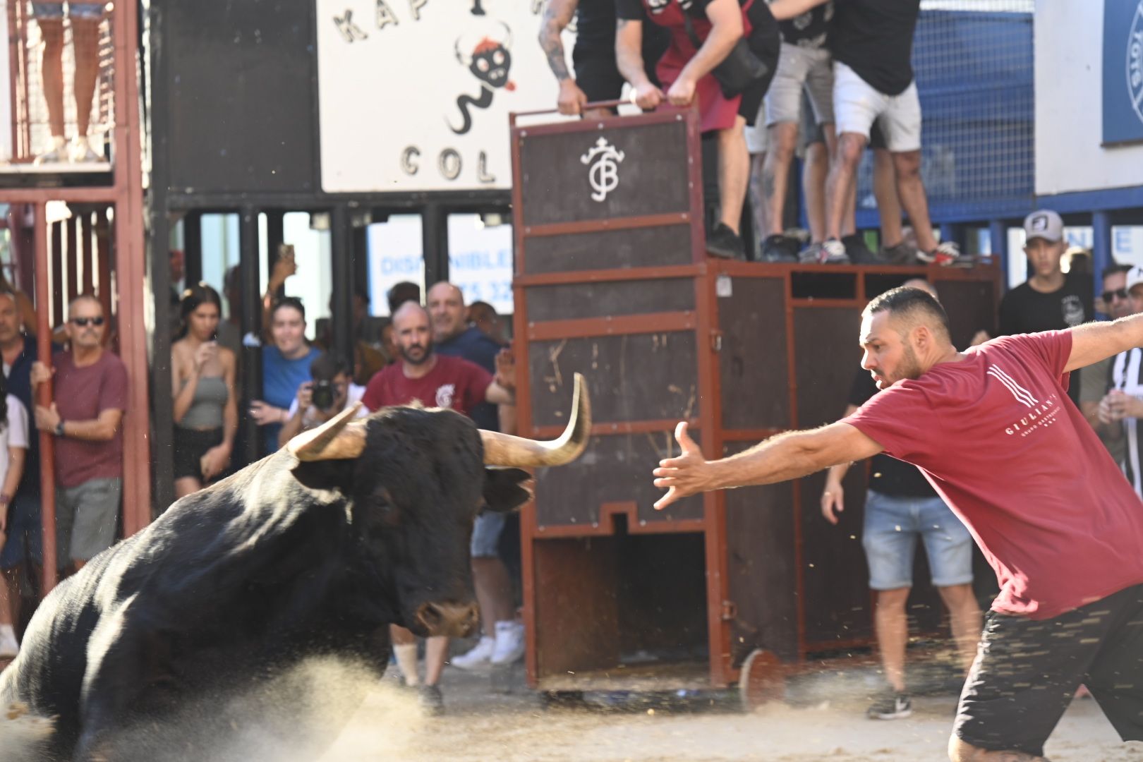 Las mejores imágenes del desfile y la entrada del toro por Sant Pere en el Grau