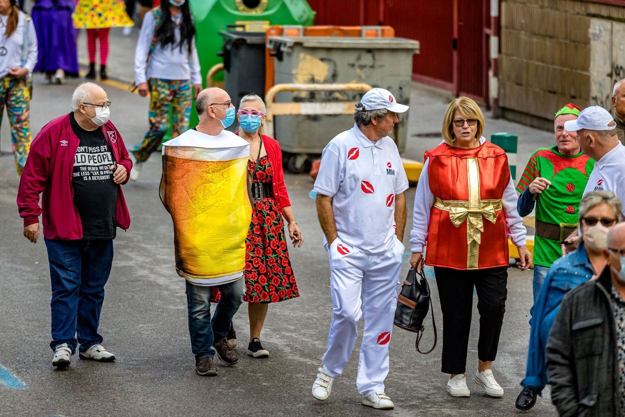 Los británicos desafían a la lluvia y celebran su "Fancy Dress Party" en Benidorm