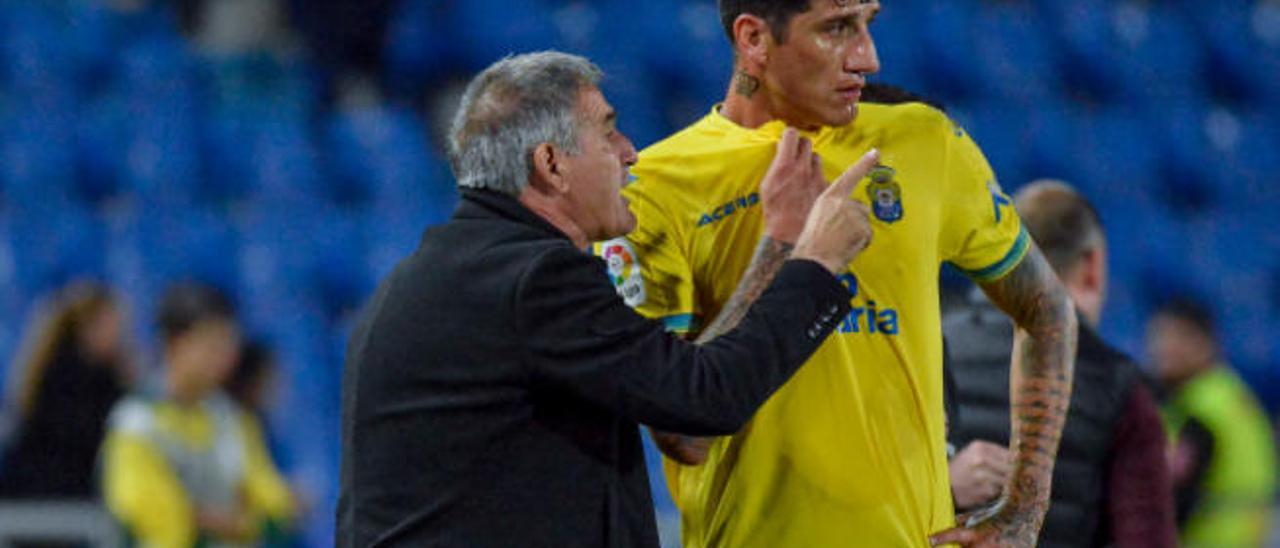 Paco Herrera da indicaciones a Gaby Peñalba, el pasado domingo, durante la disputa de la 26ª jornada ante el Sporting de Gijón en el Gran Canaria.