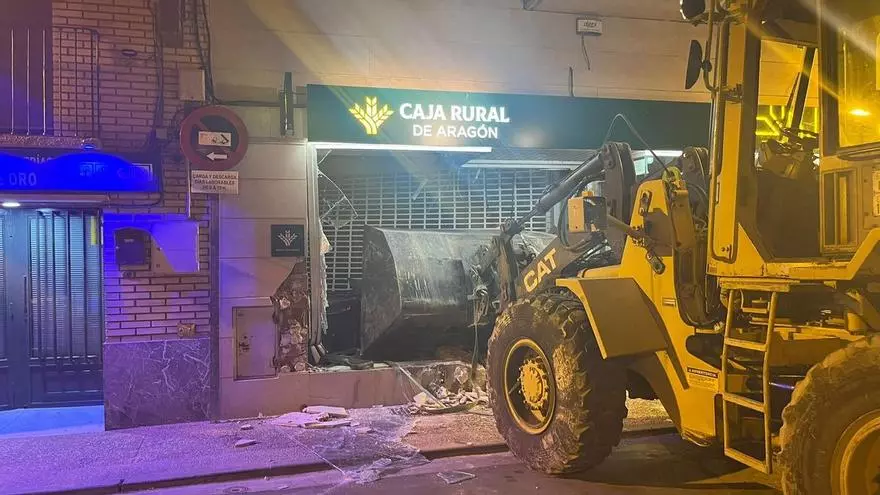 Así ha sido el atraco frustrado a un cajero en un municipio de Zaragoza con una excavadora