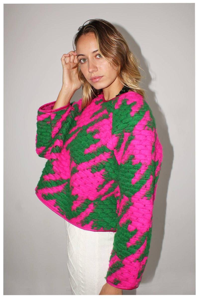 Jersey estampado en tonos rosa y verde de la firma Caro Luna