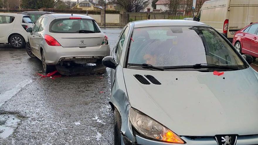 Colisión entre dos turismos sin heridos en A Corredoira