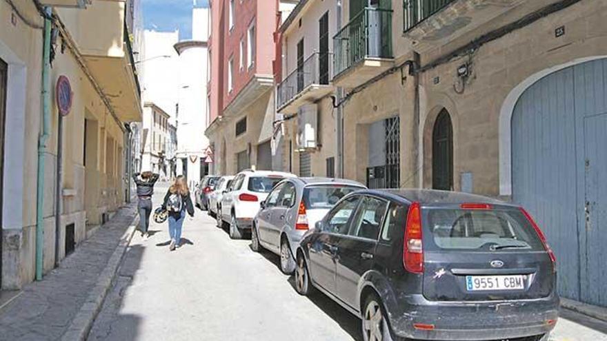Imagen de la calle Antoni Fluxà, una de las vías que el consistorio propone peatonalizar.