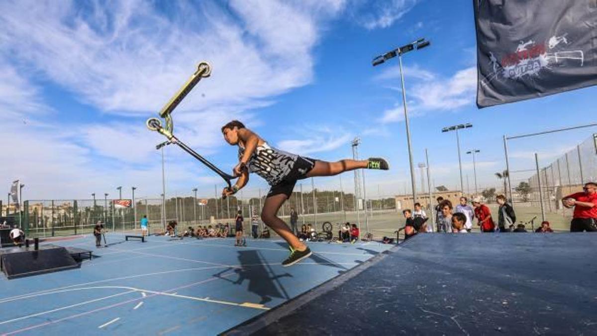 Competición de patinetes celebrada en el Centro Deportivo Municipal de Orihuela Costa.