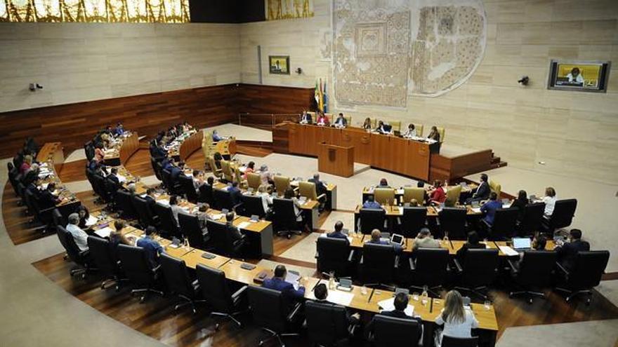 La Mesa de la Asamblea pasa de 6 a 8 miembros para que entre Unidas por Extremadura